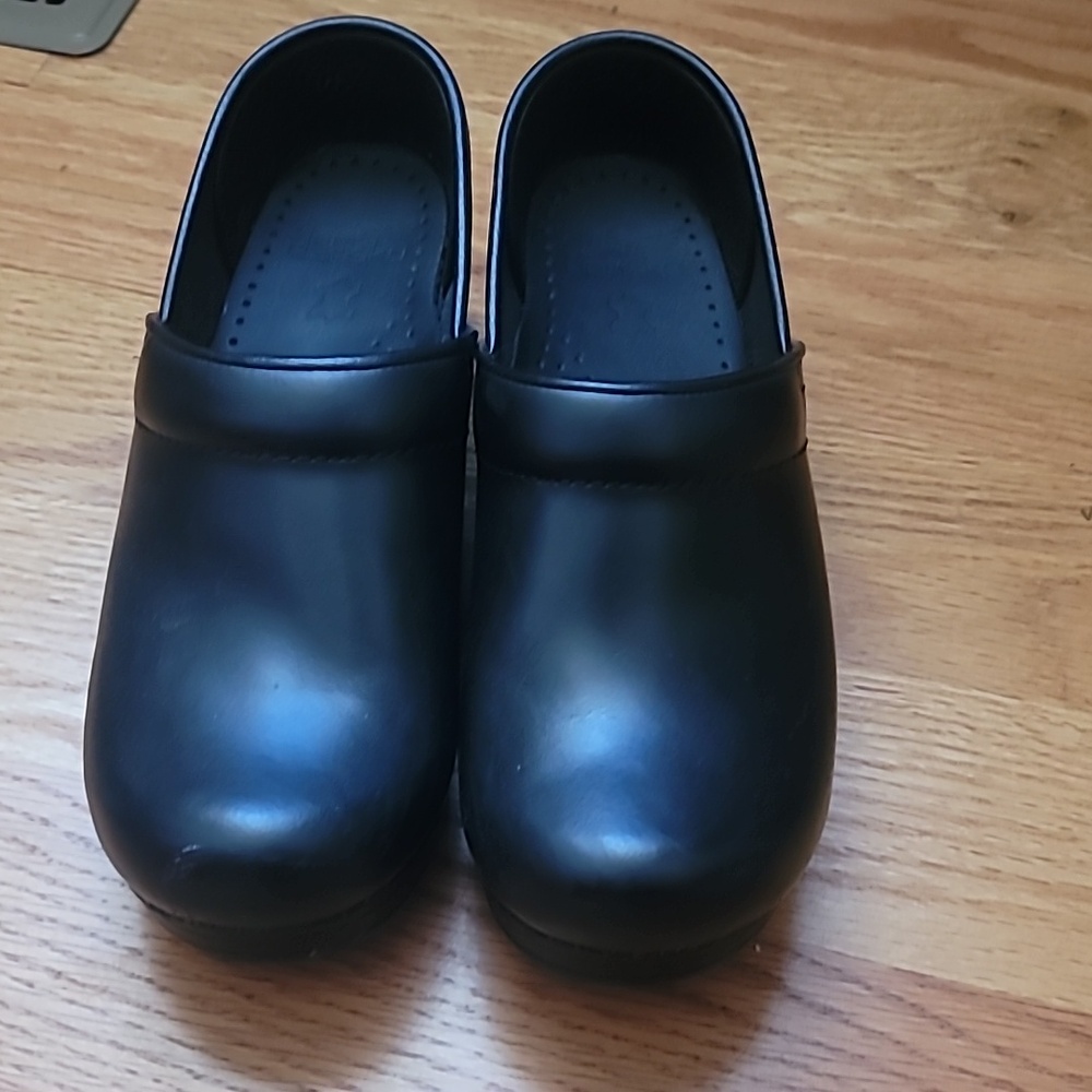 Dansko Womens Size 37 Clogs black leather